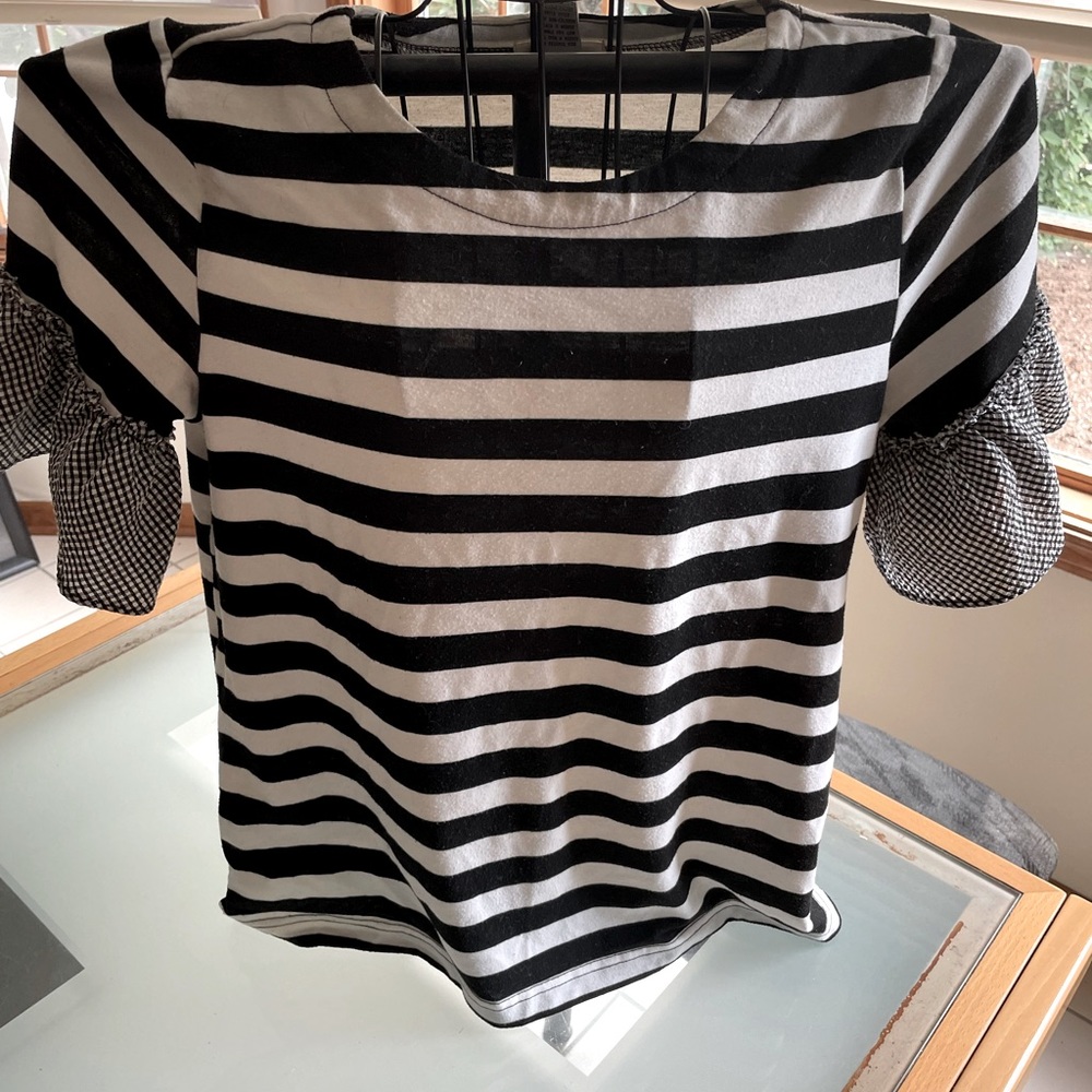 Super cute ruffle sleeve tee. Comfy and cool